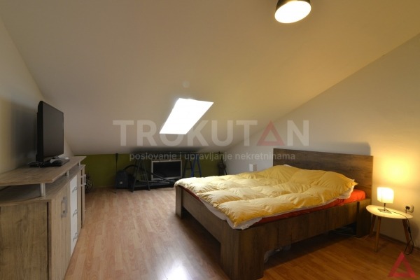 Pula- Centar, renoviran stan u mansardi