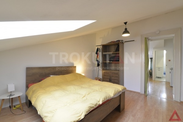 Pula- Centar, renoviran stan u mansardi