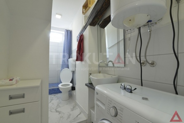 Pula- Centar, renoviran stan u mansardi