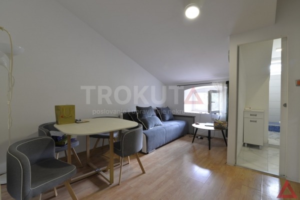 Pula- Centar, renoviran stan u mansardi