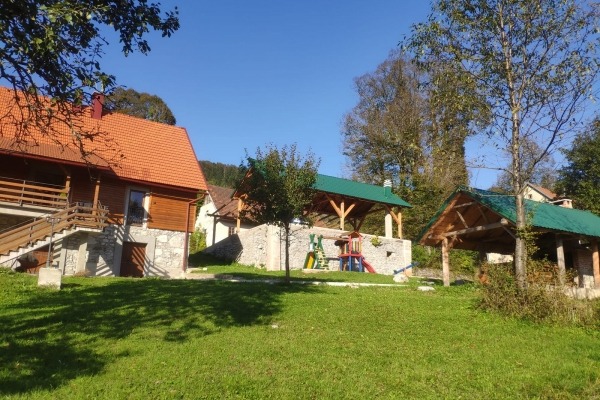 Gorski kotar - obnovljena kuća sa sadržajima i prostranom okućnicom