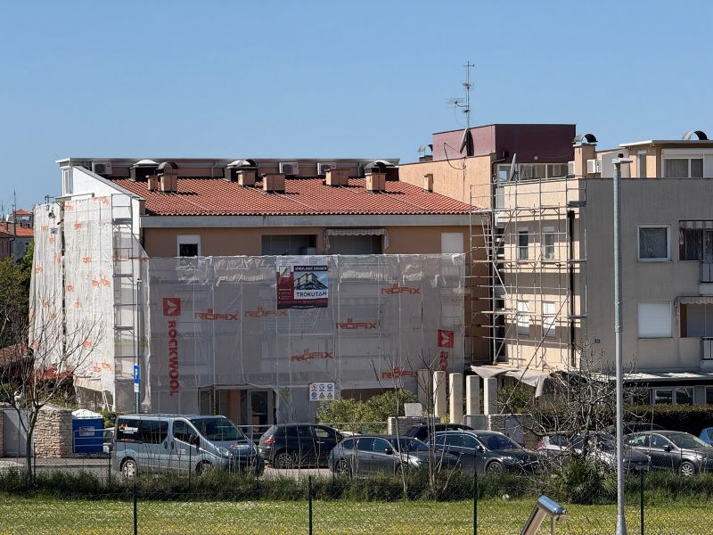 Partizanska - Via dei Partigiani 17, ristrutturazione della facciata a Parenzo Partizanska - Via dei Partigiani 17, ristrutturazione della facciata a Parenzo