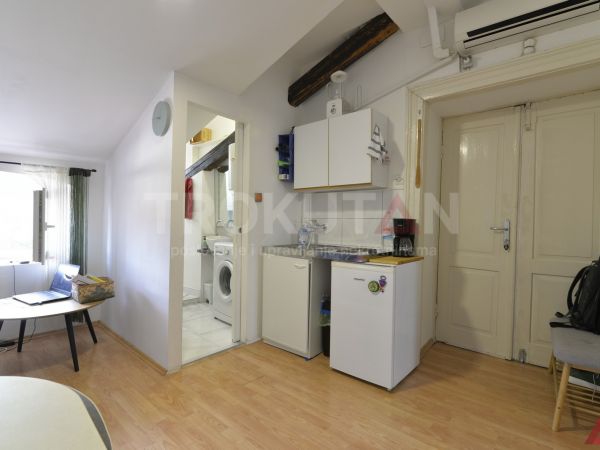 Pula- Centar, renoviran stan u mansardi